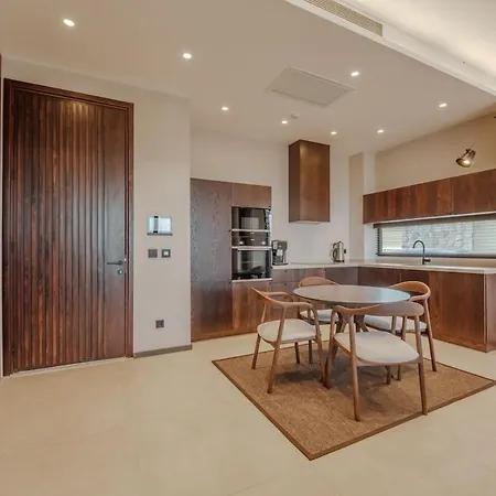 Kargi'da Lueks Silence 2 فيلة *